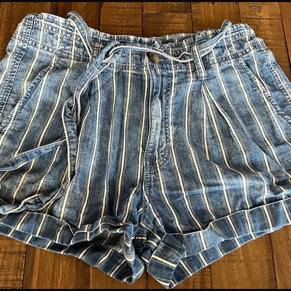 American Eagle Blue & White Stripped Short